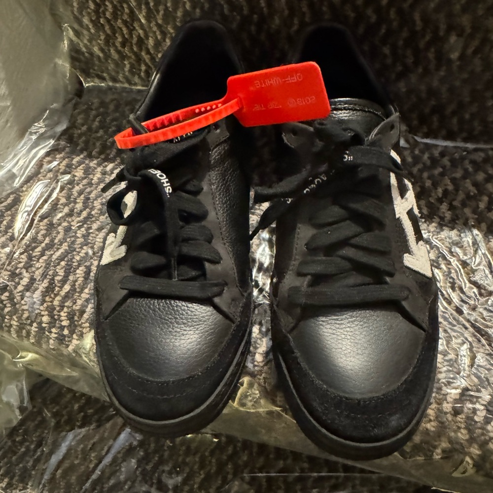 Off-White Black and White Men's Sneakers with Red Tag